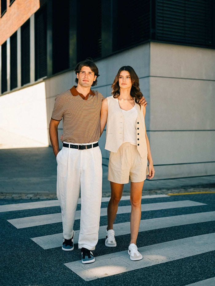 Barebarics Icara crno siva – lifestyle fotografija zagrljeni muskarac i zena na pesackom