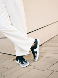 Barebarics Icara belo bez – lifestyle fotografija prikaz od napred