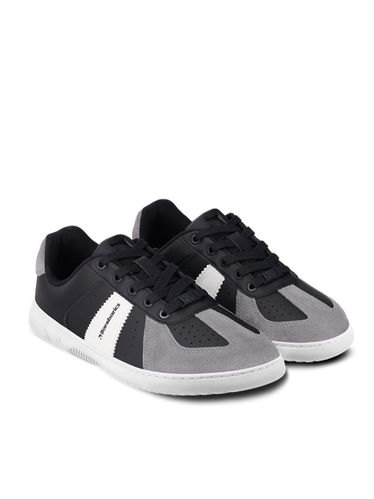 Barebarics Icara – par crno sivih patika prikazan pod uglom

