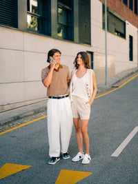 Barebarics Icara belo bez – lifestyle fotografija muskarca i zene u gradu