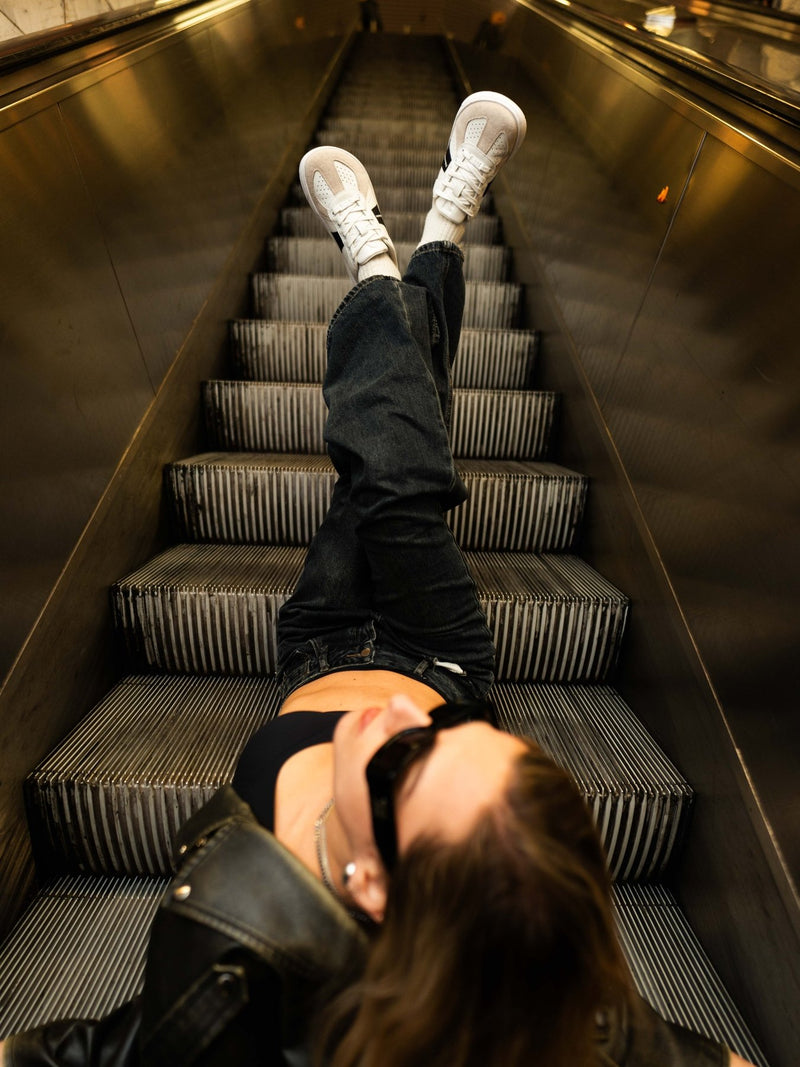 Barebarics Icara belo bez – lifestyle fotografija modela u metrou sedi stepenicama  