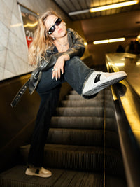 Barebarics Icara belo bez – lifestyle fotografija modela u metrou na stepenicama 