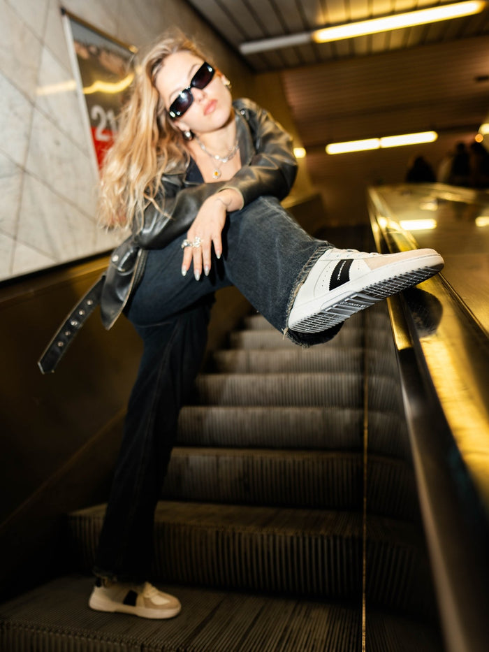 Barebarics Icara belo bez – lifestyle fotografija modela u metrou na stepenicama 