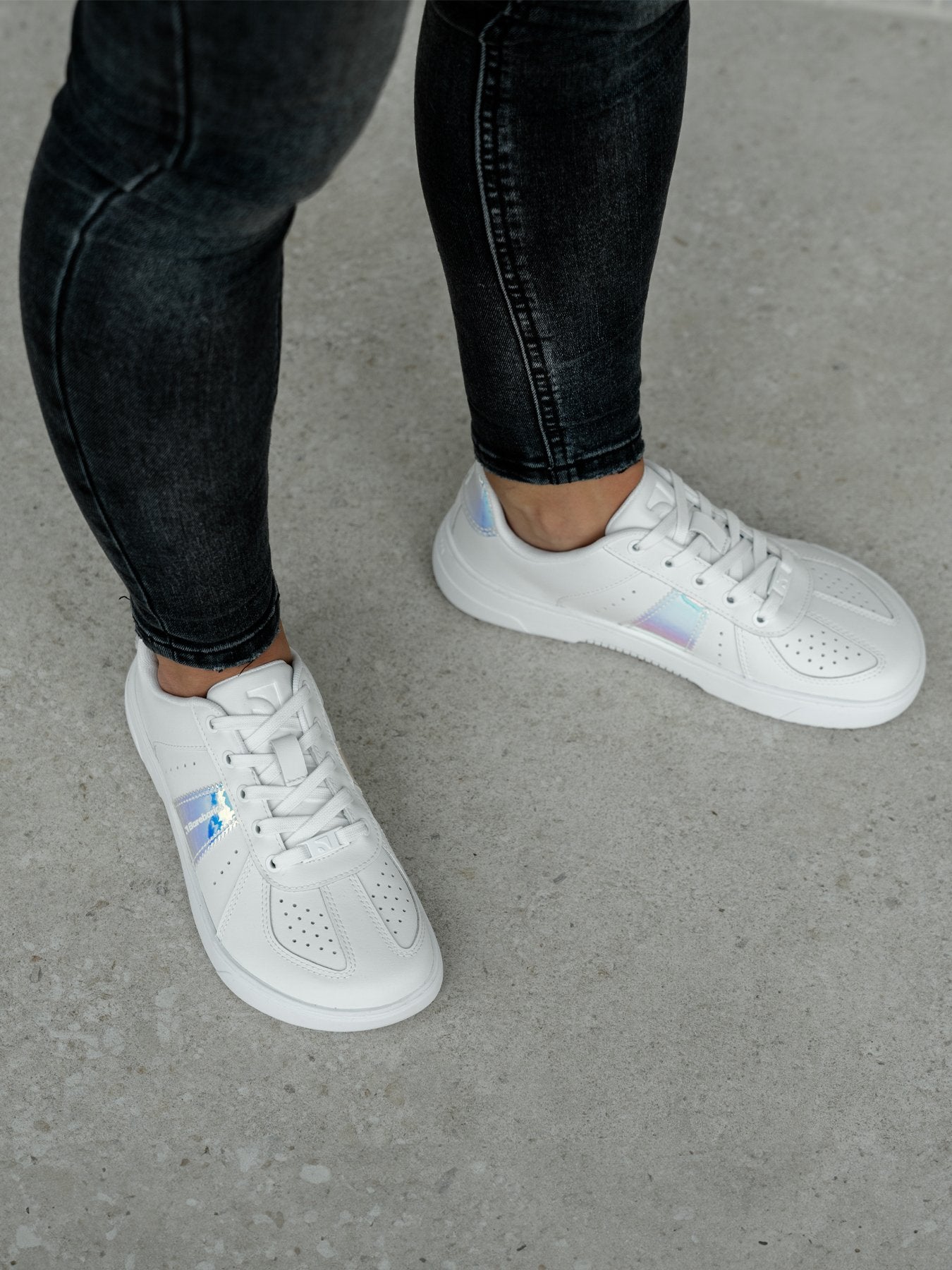 barefoot patike icara bela pastel – na stopalima, pogled odozgo