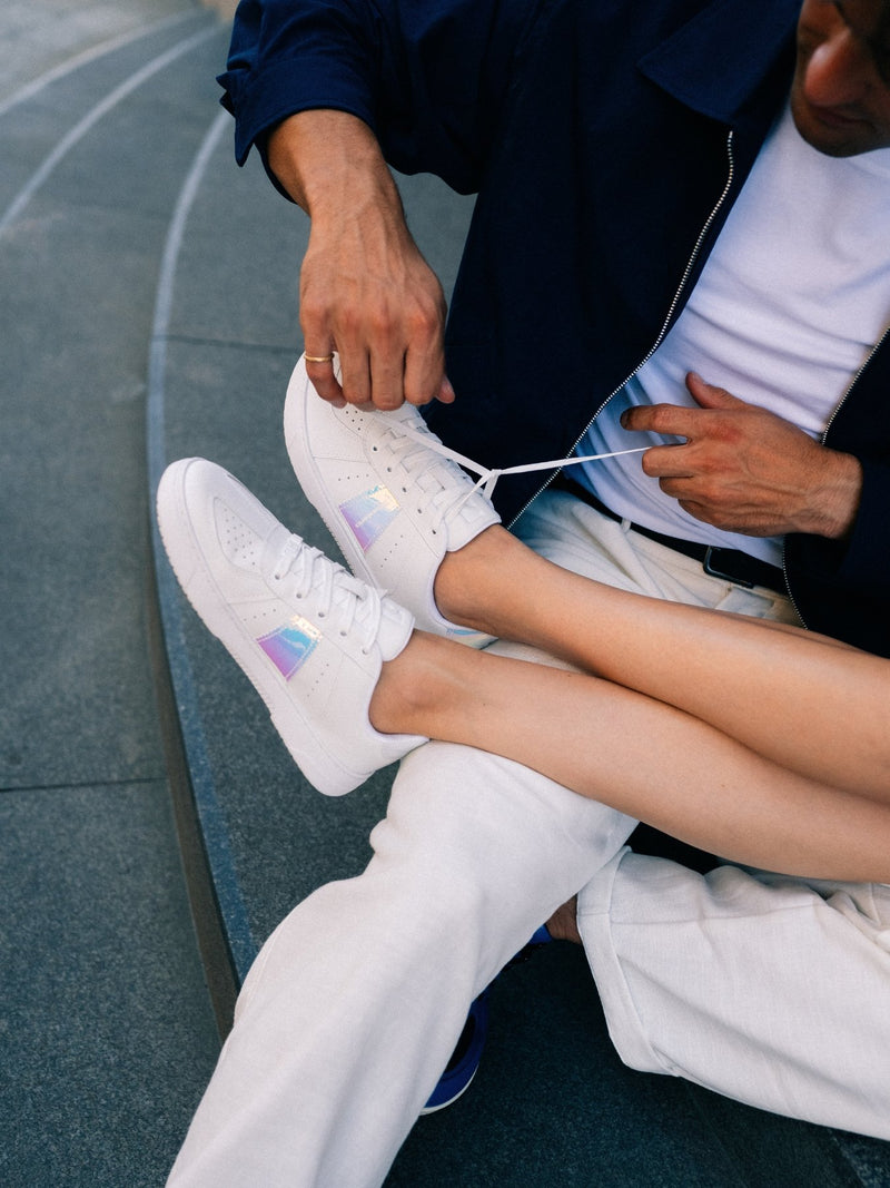 barefoot patike barebarics icara bela sa pastel sjajem – muskarac vezuje patiku zeni