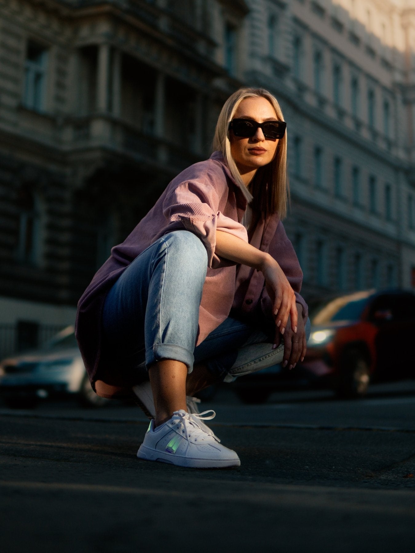 barefoot patike barebarics icara bela sa pastel sjajem – lifestyle fotografija model pozira u gradu