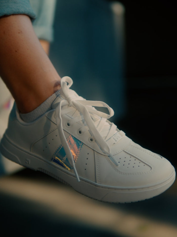 barefoot patike barebarics icara bela sa pastel sjajem – lifestyle pogled sa strane