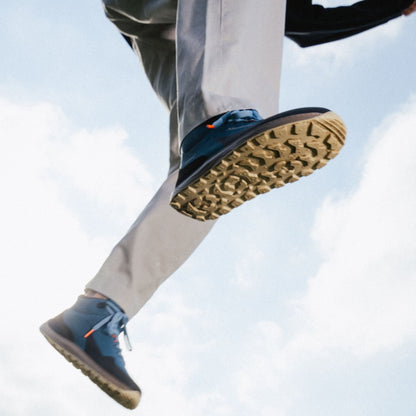 Lifestyle fotografija barefoot cizama Trekker plave skok u prirodi