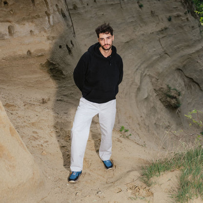 Barefoot cizme Trekker plave osoba stoji ispred stene