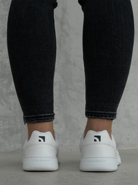barefoot patike Zing Fresh bele na stopalima – pogled od pozadi

