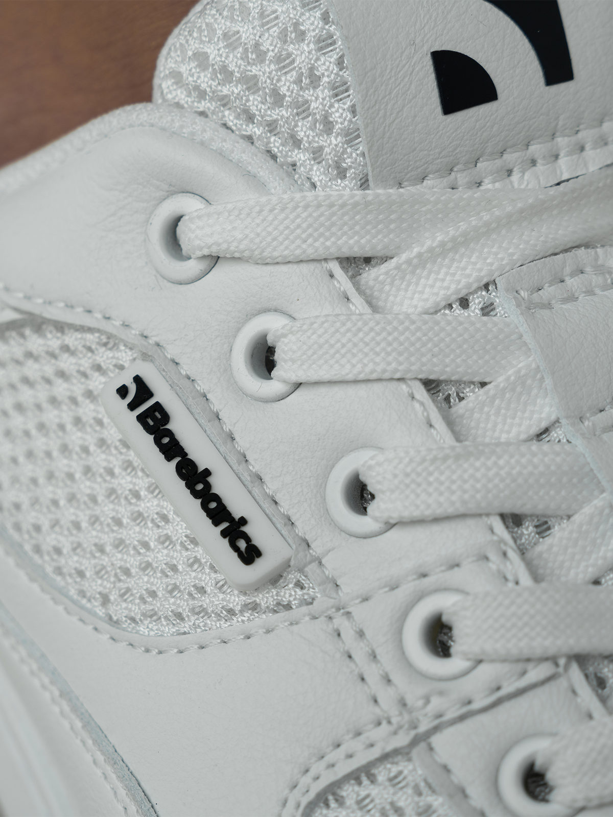 detalj pertli i teksture na barefoot patikama Zing Fresh bele

