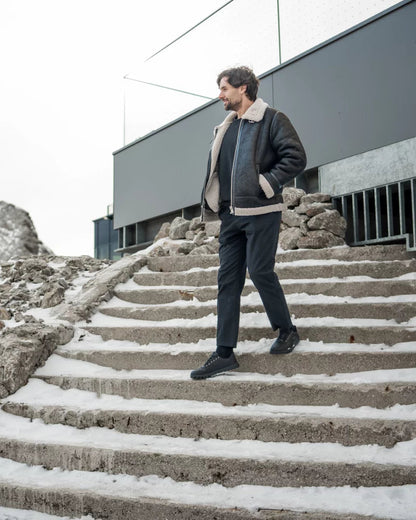 Zing Frost Crne barefoot patike lifestyle fotografija silazak niz stepenice