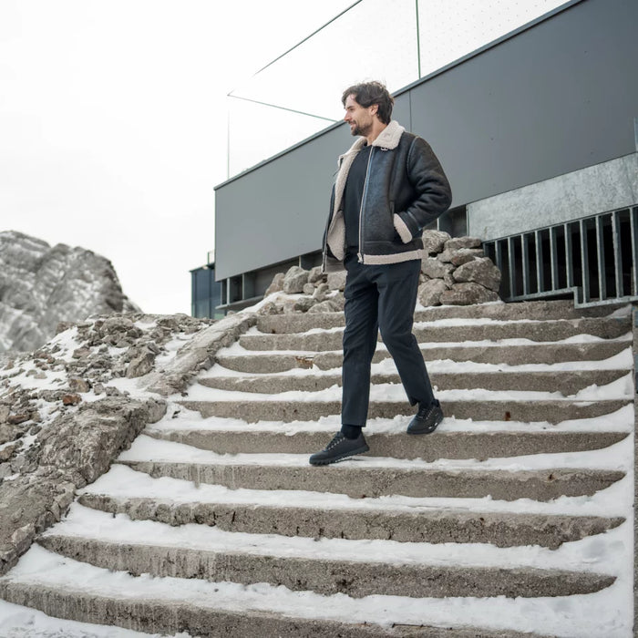 Zing Frost Crne barefoot patike lifestyle fotografija silazak niz stepenice
