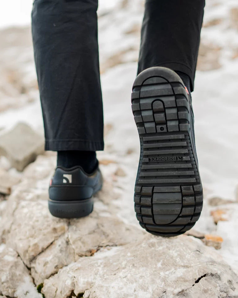 Zing Frost Crne barefoot patike lifestyle fotografija korak na kamenu
