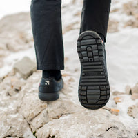 Zing Frost Crne barefoot patike lifestyle fotografija korak na kamenu