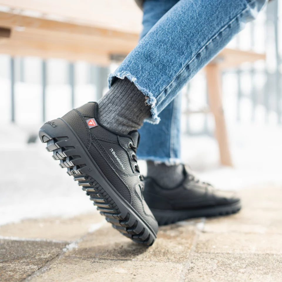 Zing Frost Crne barefoot patike lifestyle sedenje prikaz djona u hodu