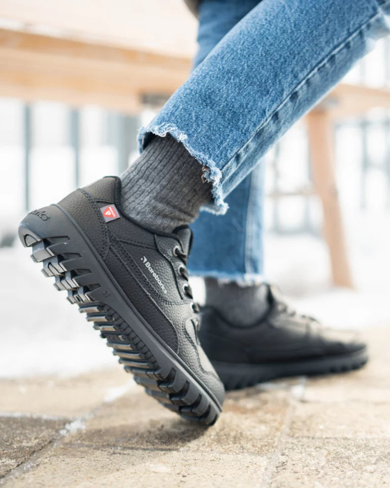 Zing Frost Crne barefoot patike lifestyle sedenje prikaz djona u hodu