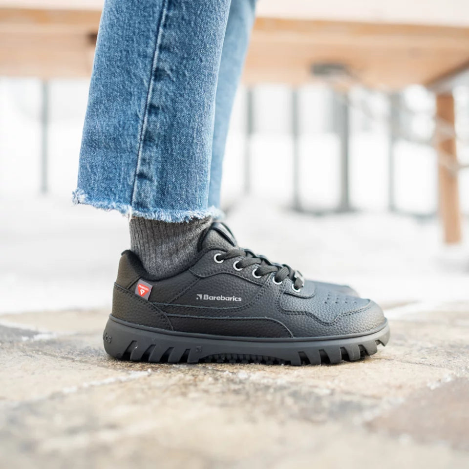 Zing Frost Crne barefoot patike lifestyle sedenje na stolici pogled sa strane
