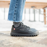 Zing Frost Crne barefoot patike lifestyle sedenje na stolici pogled sa strane