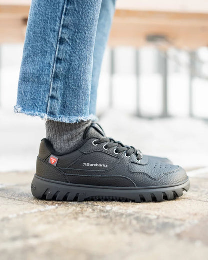 Zing Frost Crne barefoot patike lifestyle sedenje na stolici pogled sa strane