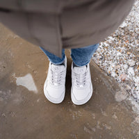 Zing Frost Svetlosive barefoot patike lifestyle pogled na patike odozgo na mokrom tlu