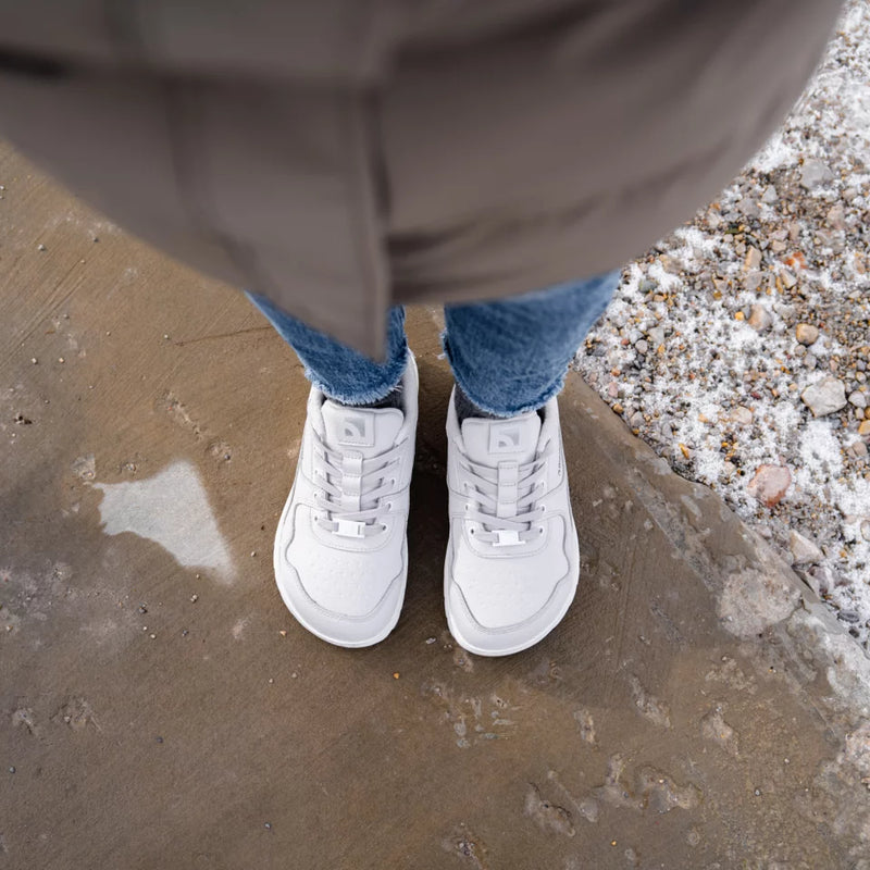 Zing Frost Svetlosive barefoot patike lifestyle pogled na patike odozgo na mokrom tlu
