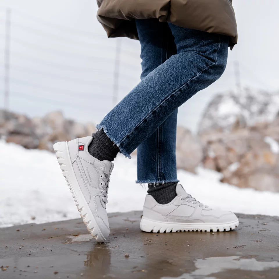Zing Frost Svetlosive barefoot patike lifestyle korak na snegu pogled odozdo