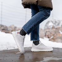 Zing Frost Svetlosive barefoot patike lifestyle korak na snegu pogled odozdo