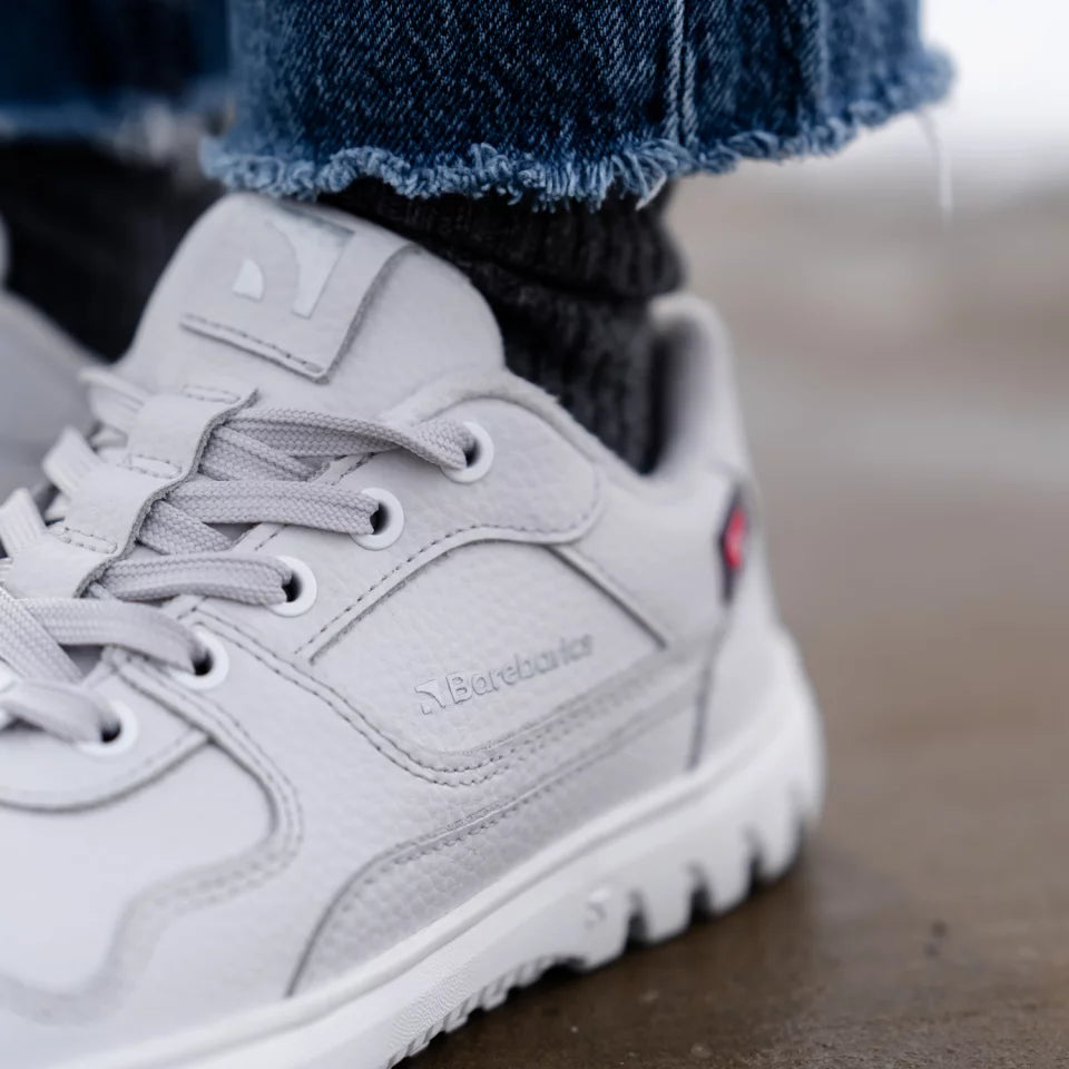 Zing Frost Svetlosive barefoot patike detalj vezivanja pertli izbliza