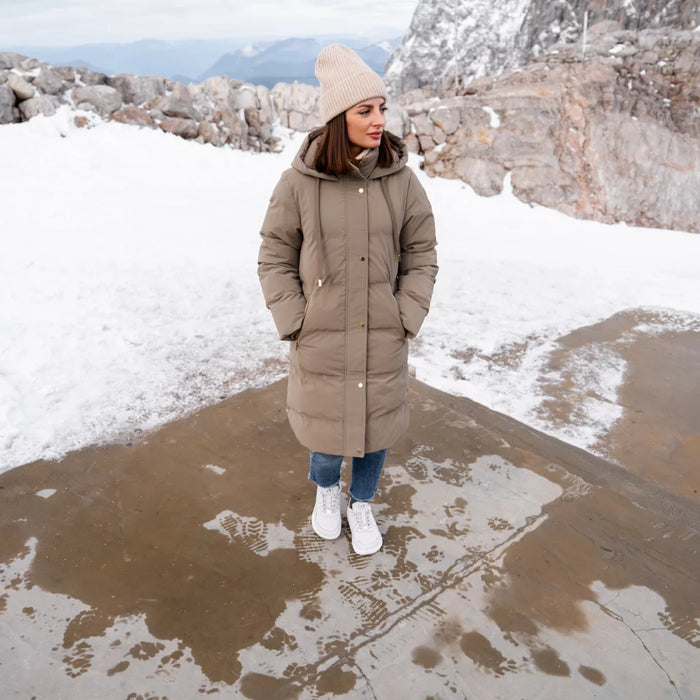 Zing Frost Svetlosive barefoot patike lifestyle fotografija stajanje na snegu