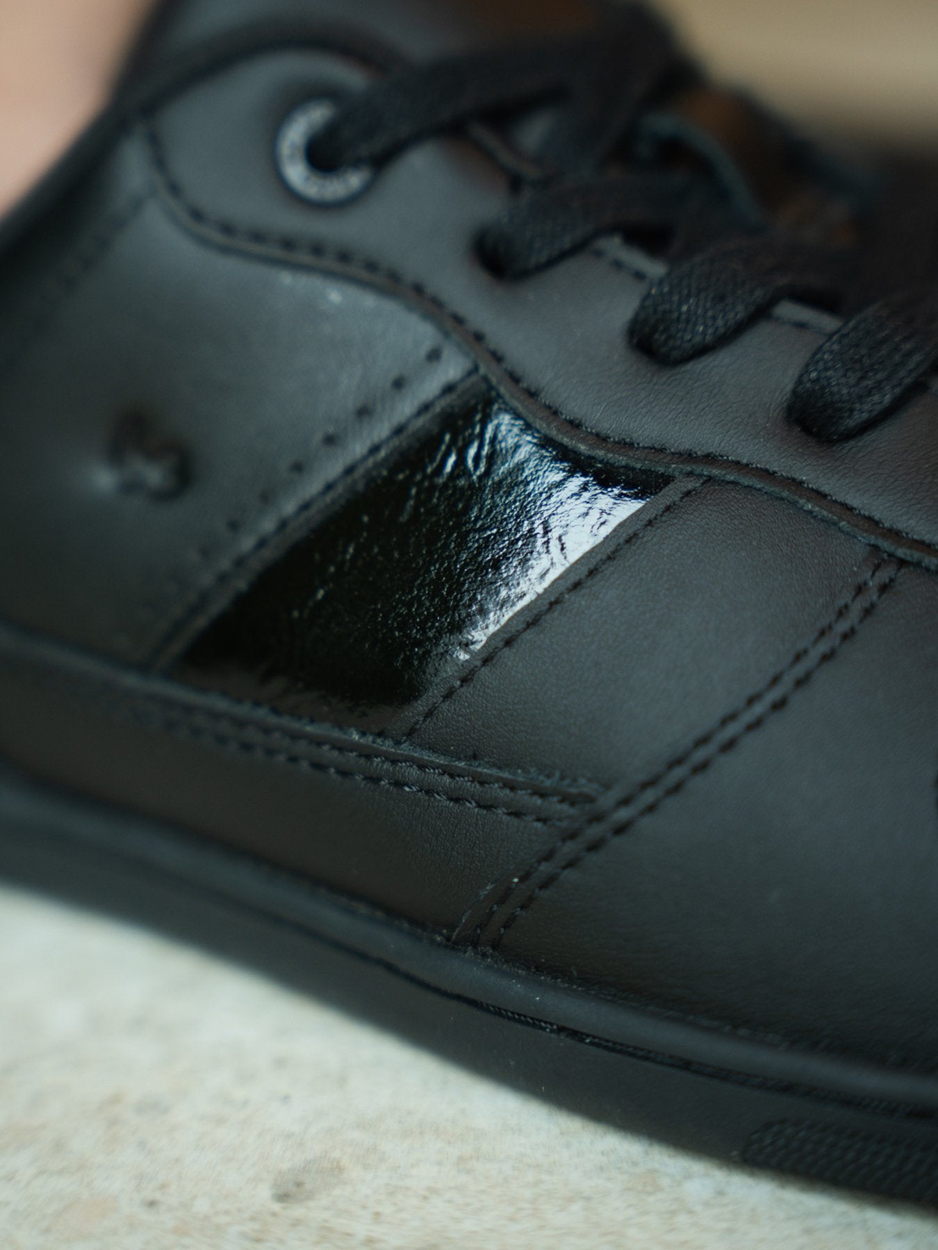 be lenka cellestia crne detalj pertli i jezika

