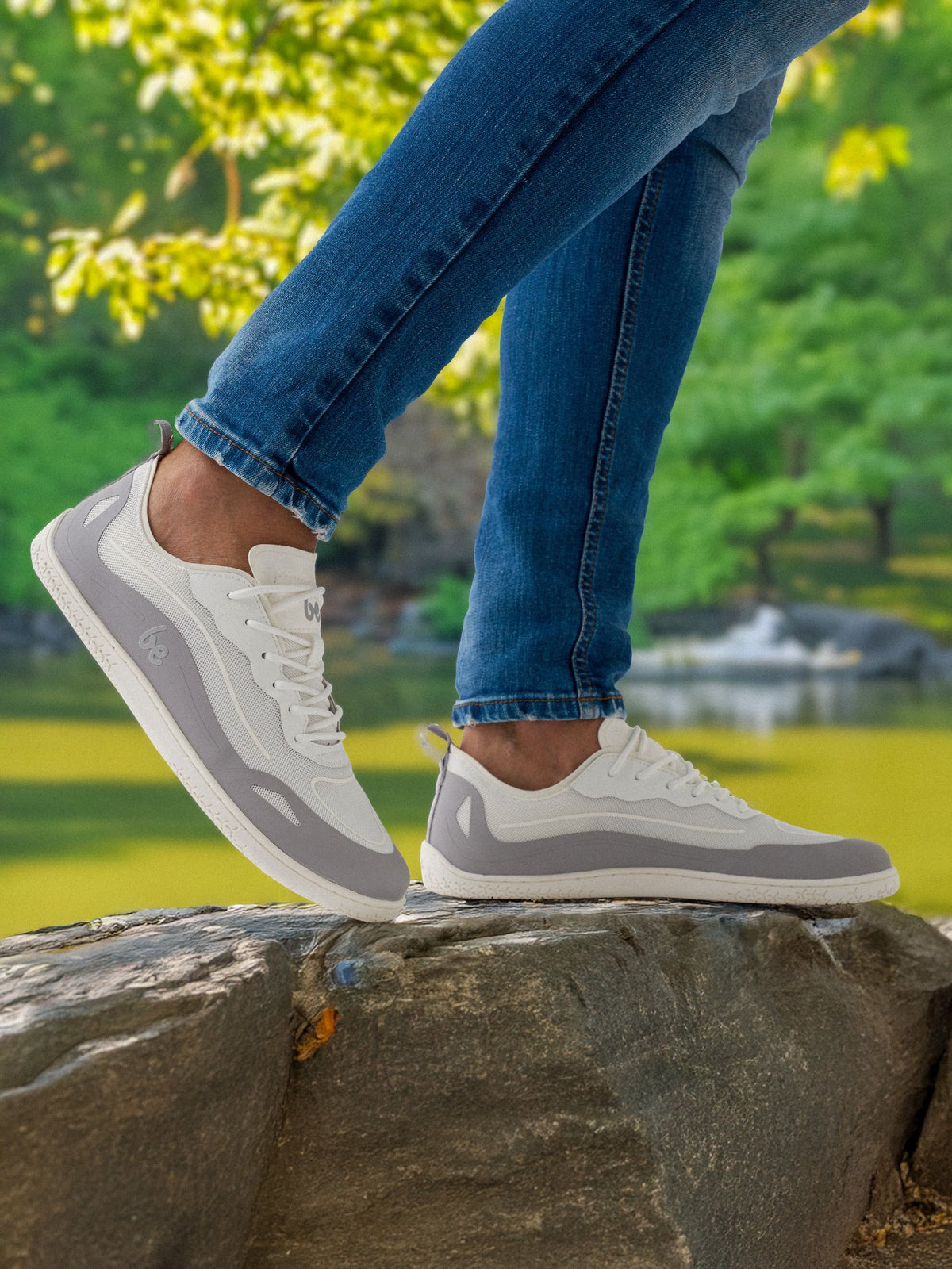 Lifestyle fotografija barefoot patika Velocity Slate osoba stoji na kamenu u prirodi