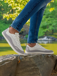 Lifestyle fotografija barefoot patika Velocity Slate osoba stoji na kamenu u prirodi