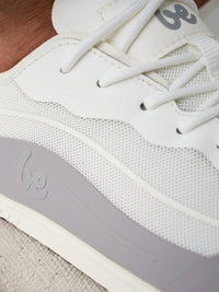 Detalj barefoot patika Velocity Slate fokus na pertle i gornji deo