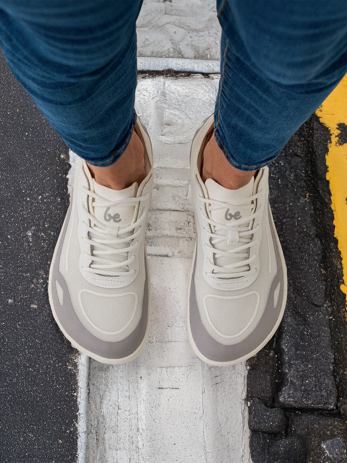 Lifestyle fotografija barefoot patika Velocity Slate osoba stoji na ivici trotoara