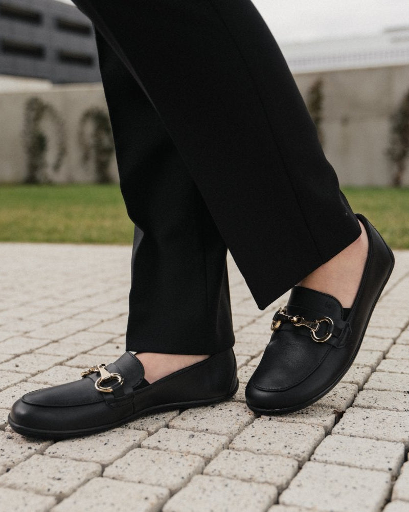 Viva crne barefoot cipele lifestyle fotografija korak po pločniku