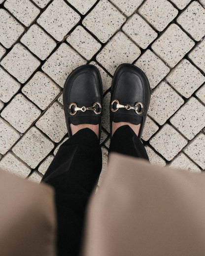 Viva crne barefoot cipele pogled odozgo na nogama