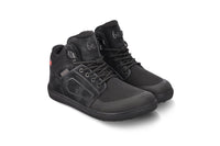 Arctic Edge All Black barefoot čizme par položen pod blagim uglom na beloj pozadini