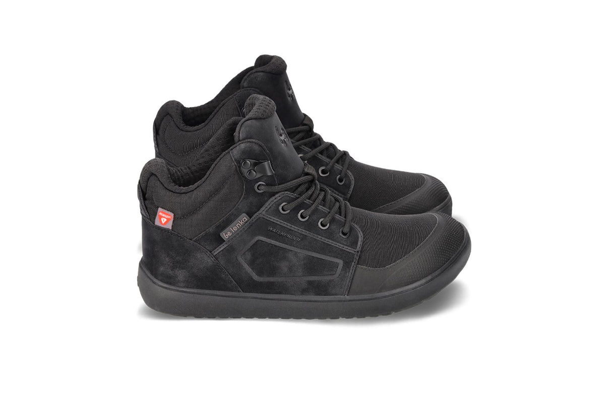 Arctic Edge All Black barefoot čizme pogled sa strane na ravnoj površini