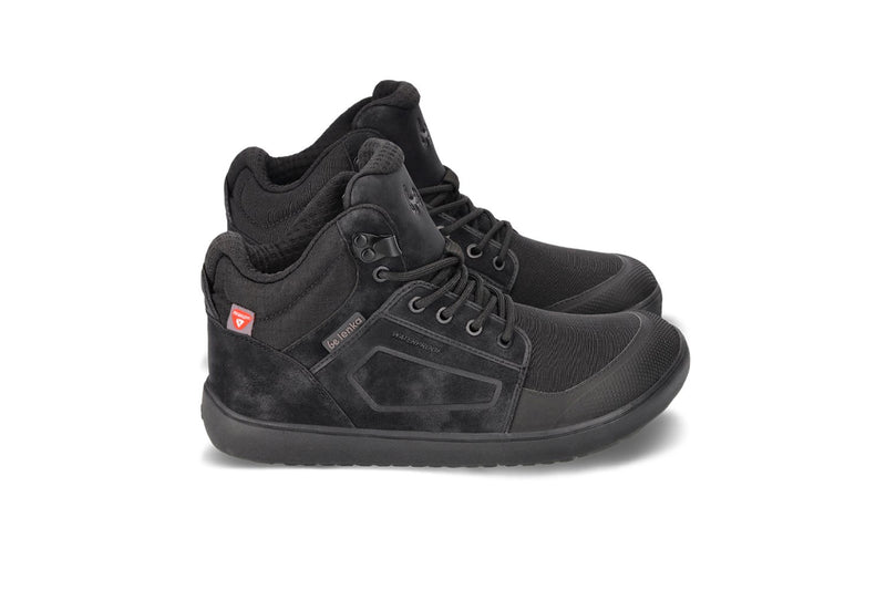 Arctic Edge All Black barefoot čizme pogled sa strane na ravnoj površini