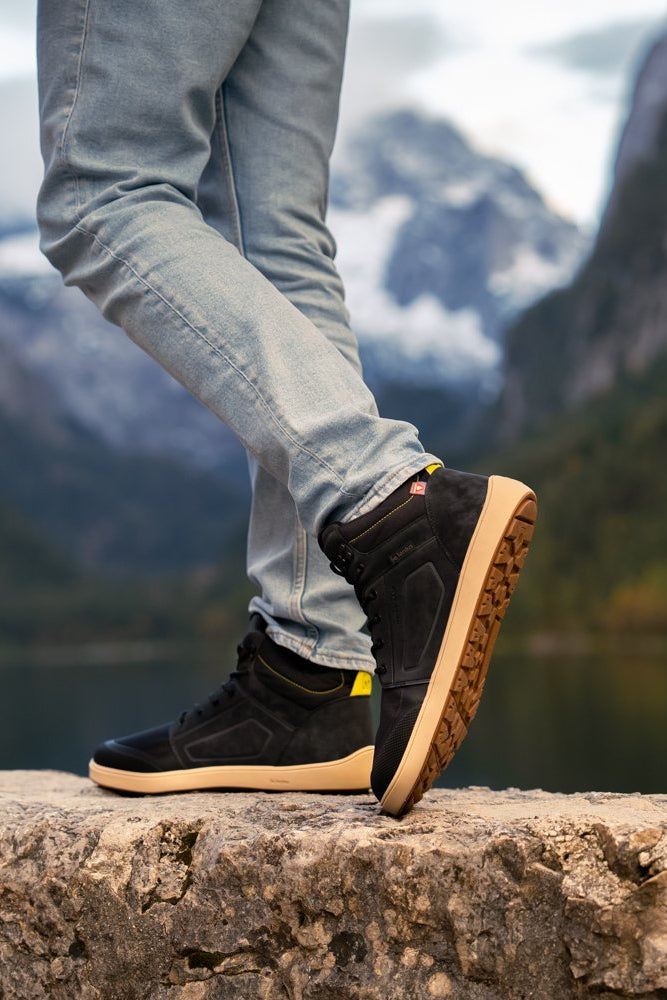 Arctic Edge crne barefoot čizme osoba zakoračuje na stenu pogled na đon