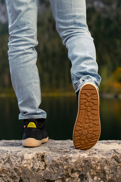 Arctic Edge crne barefoot čizme osoba hoda po kamenitom tlu pogled sa strane