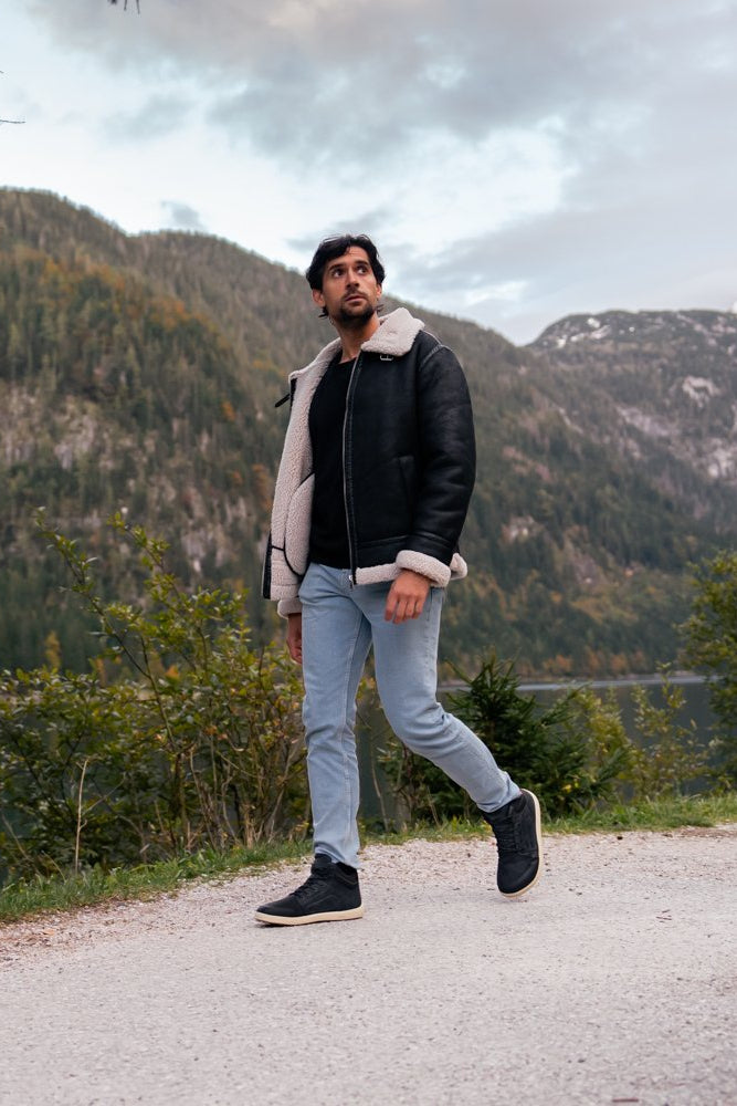 Arctic Edge crne barefoot čizme osoba hoda pored jezera u prirodi