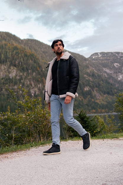 Arctic Edge crne barefoot čizme osoba hoda pored jezera u prirodi