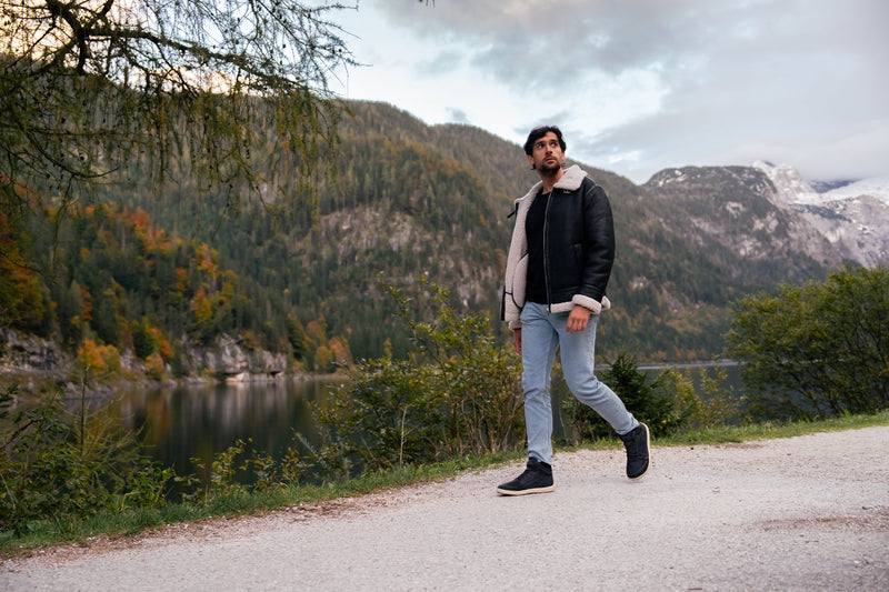 Arctic Edge crne barefoot čizme osoba hoda pored jezera u prirodi