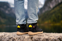 Arctic Edge crne barefoot čizme osoba stoji na steni pogled na stopala odozgo