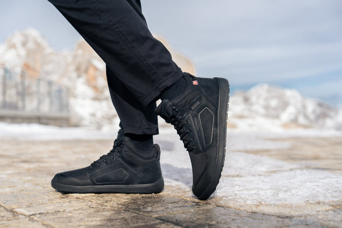 Arctic Edge All Black barefoot čizme krupan plan u hodu po snegu