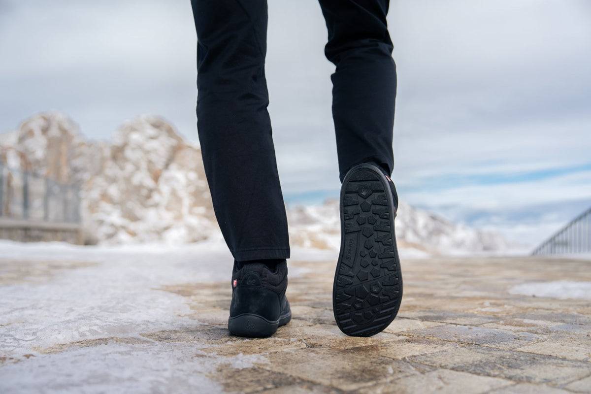 Arctic Edge All Black barefoot čizme par obuće prikazan od pozadi 