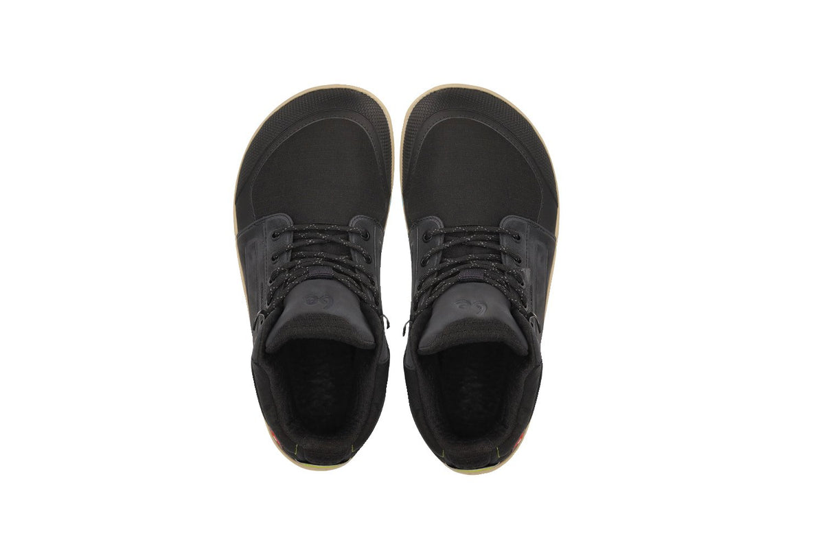 Arctic Edge crne barefoot čizme pogled od pozadi na nogama iznad stene