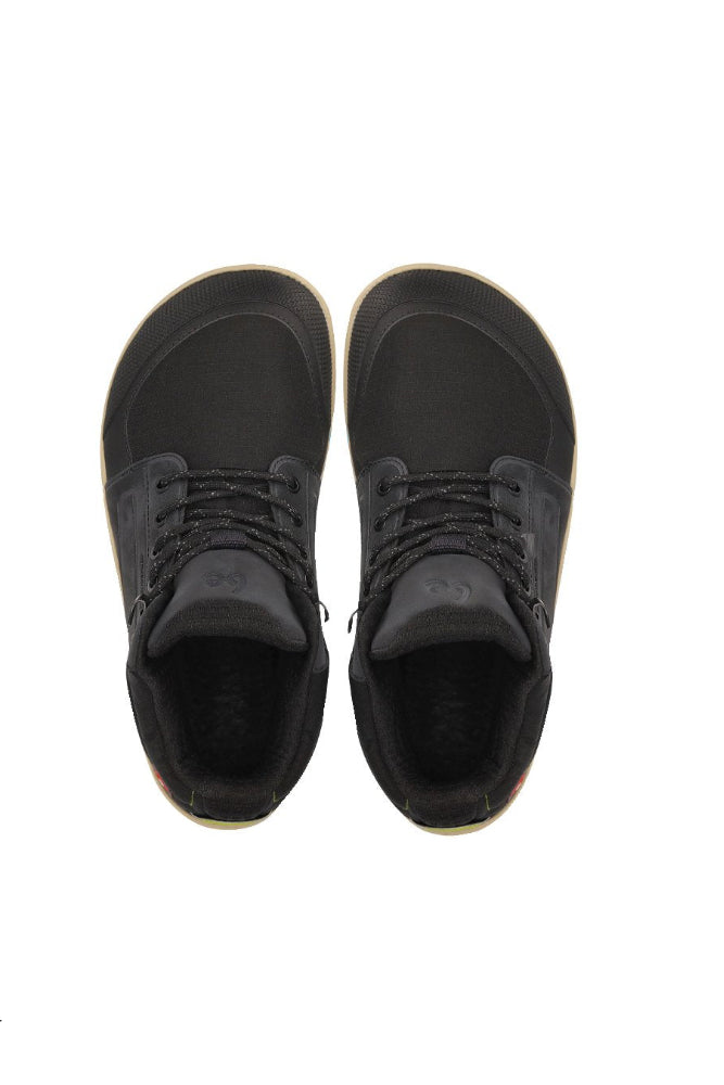 Arctic Edge crne barefoot čizme pogled od pozadi na nogama iznad stene
